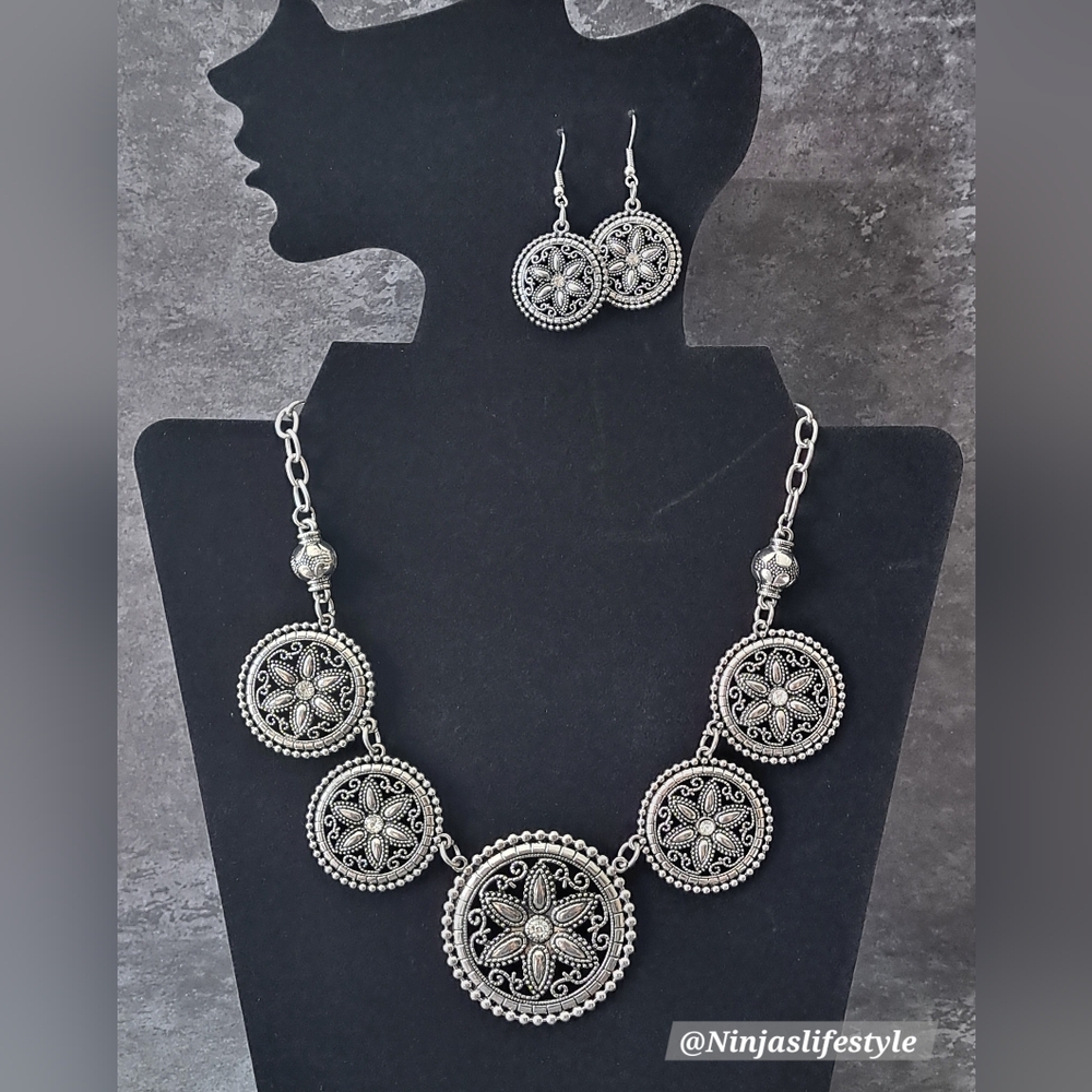 Paparazzi "Written In The Star Lilies" Jewelry Set